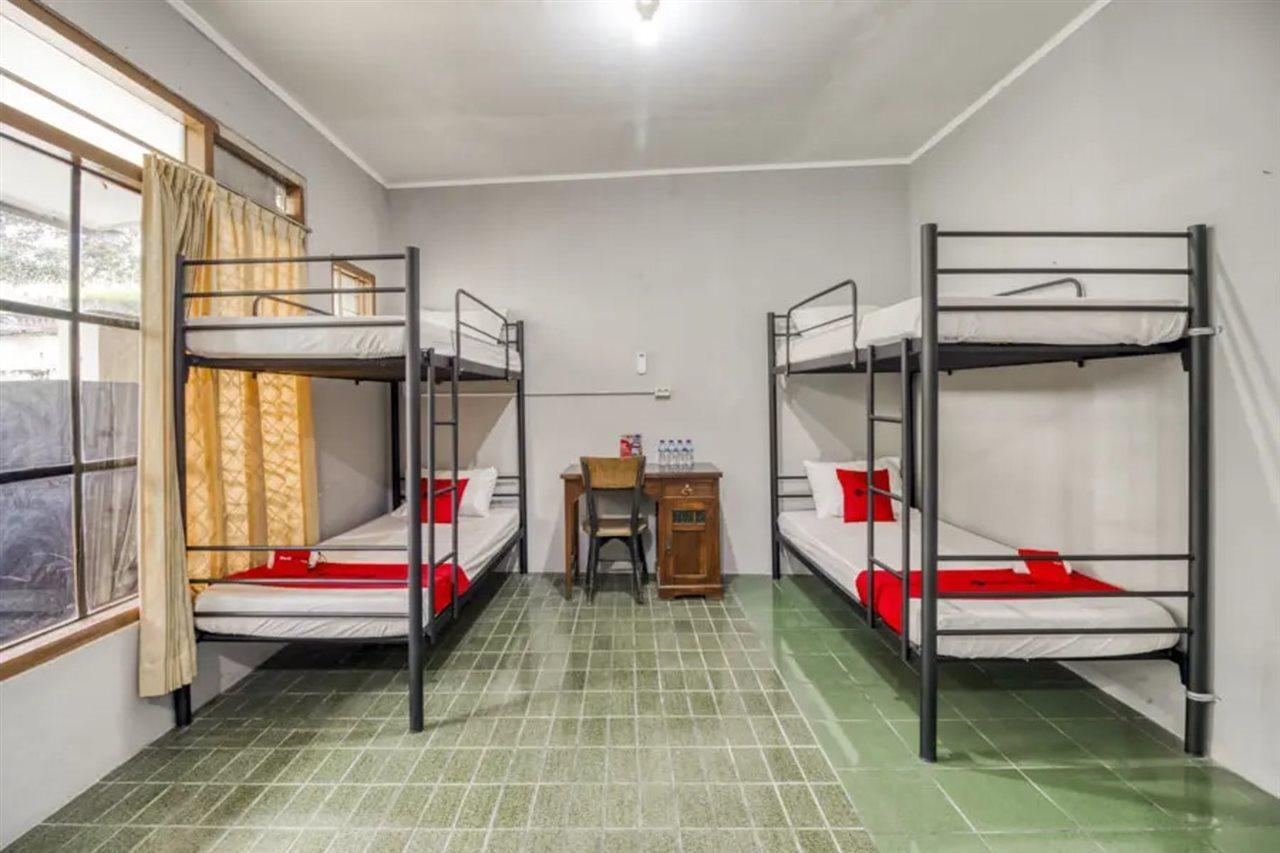 Reddoorz Hostel Near Adisucipto Airport Yogyakarta Kalasan Экстерьер фото