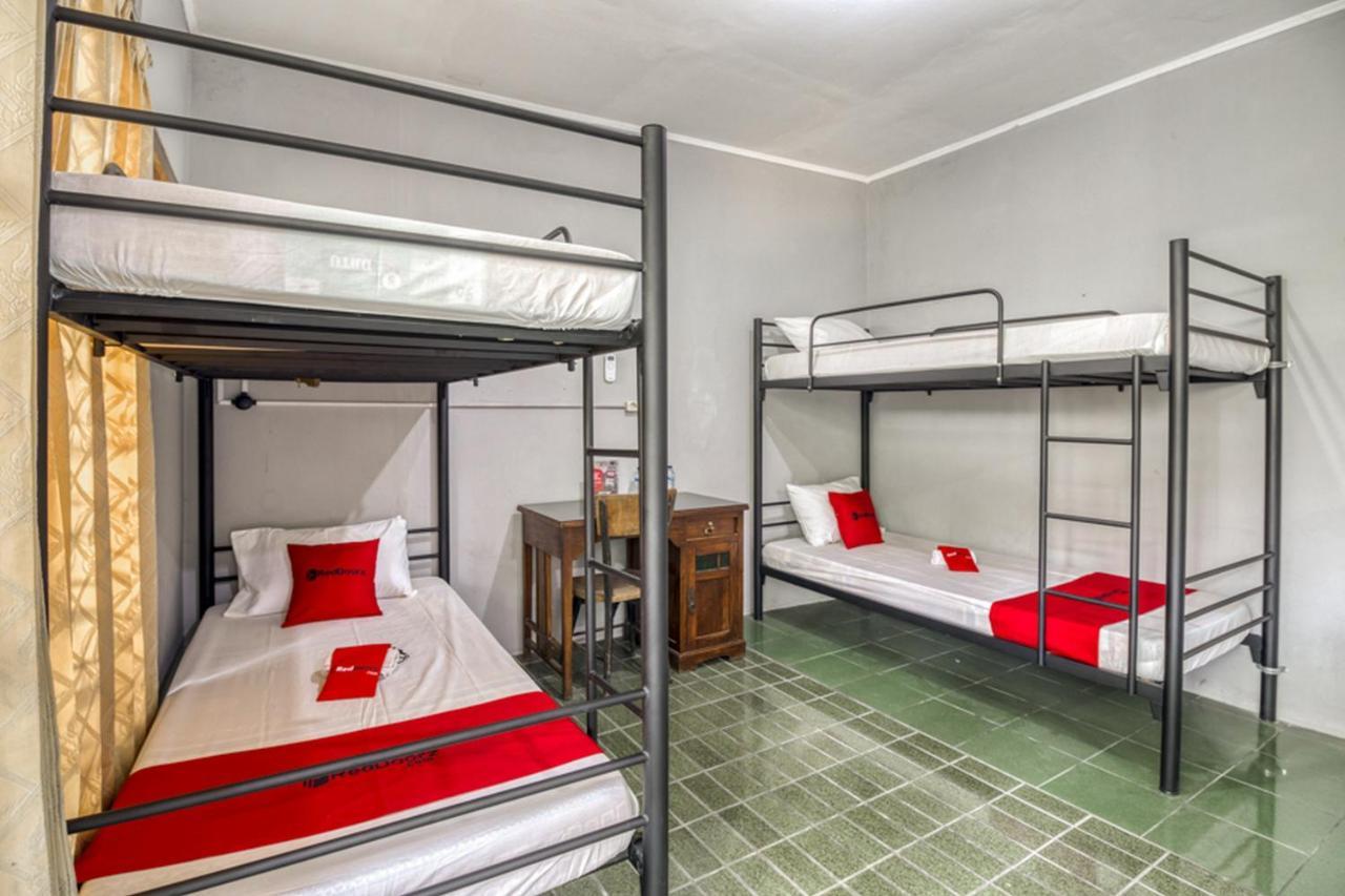Reddoorz Hostel Near Adisucipto Airport Yogyakarta Kalasan Экстерьер фото